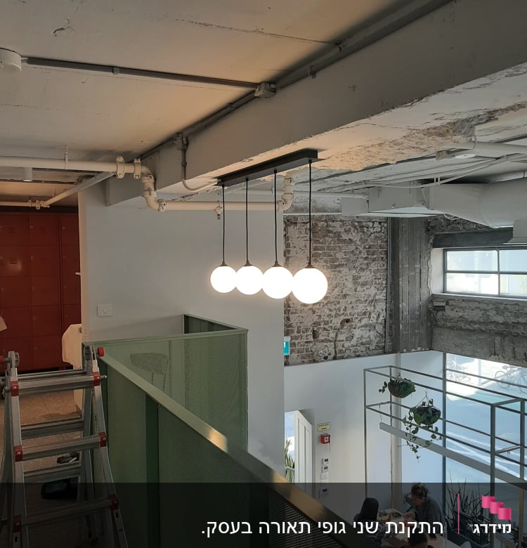 חמישה גופי תאורה תלויים מהתקרה עם חוטים חשמליים